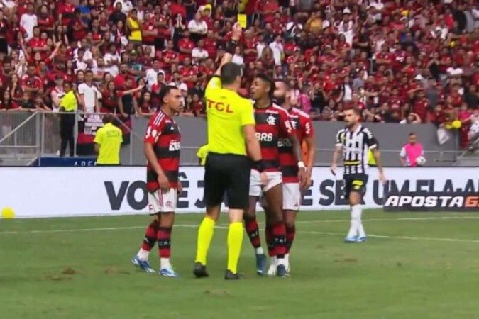 Bruno Henrique será julgado por supostamente ter forçado cartão contra o Santos, no Brasileirão de 2023 - (crédito: Foto: Reprodução/TV Globo) Bruno Henrique será julgado por supostamente ter forçado cartão contra o Santos, no Brasileirão de 2023 - (crédito: Foto: Reprodução/TV Globo)