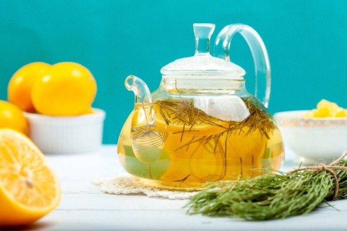 Chá de cavalinha com laranja (Imagem: OKcamera | Shutterstock) - (crédito: EdiCase) Chá de cavalinha com laranja (Imagem: OKcamera | Shutterstock) - (crédito: EdiCase)