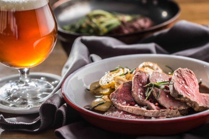 Filé mignon ao molho de cerveja preta (Imagem: Marian Weyo | ShutterStock) - (crédito: EdiCase) Filé mignon ao molho de cerveja preta (Imagem: Marian Weyo | ShutterStock) - (crédito: EdiCase)