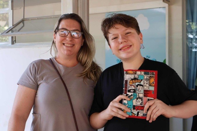 Prevenir é melhor que remediar. Assim pensa também a professora Elizângela Kotz, 41, que levou o filho adolescente André para, juntos, serem vacinado contra a Influenza -  (crédito:  Bruna Gaston CB/DA Press)