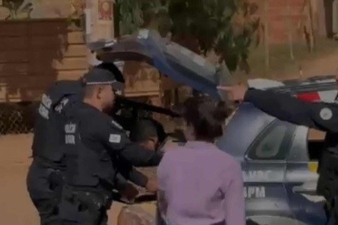 Dupla foi presa pela PM - (crédito: São Sebastião Notícias/Divulgação) Dupla foi presa pela PM - (crédito: São Sebastião Notícias/Divulgação)