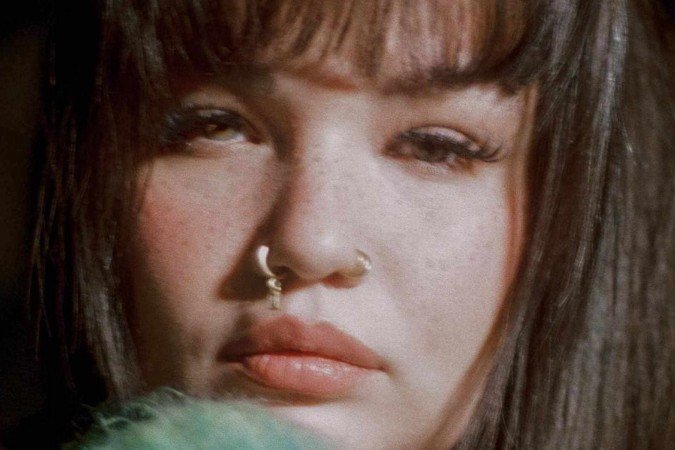 Lola Young mergulha na autossabotagem em “d£aler” - (crédito: TMJBrazil) Lola Young mergulha na autossabotagem em “d£aler” - (crédito: TMJBrazil)