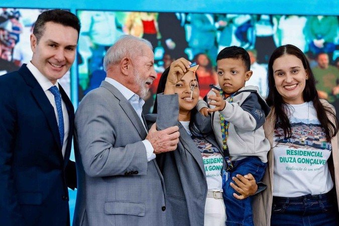 Lula e o ministro das Cidades, Jader Filho, durante cerimônia de entrega simultânea de unidades habitacionais do Minha Casa, Minha Vida, no Planalto
 -  (crédito: Ricardo Stuckert/PR)