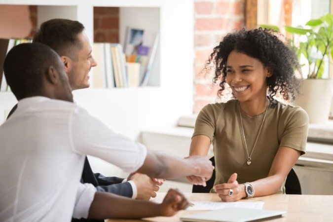 O primeiro emprego representa a construção de um futuro profissional (Imagem: fizkes | Shutterstock) -  (crédito: EdiCase)