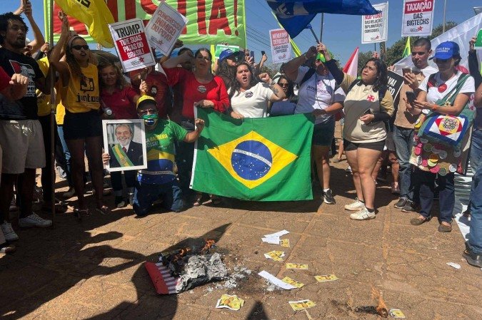 Grupo de manifestantes protestou contra as sanções em frente à embaixada norte-americana, na última sexta (1º/8) - (crédito: Ana Luiza Dutra/CB) Grupo de manifestantes protestou contra as sanções em frente à embaixada norte-americana, na última sexta (1º/8) - (crédito: Ana Luiza Dutra/CB)
