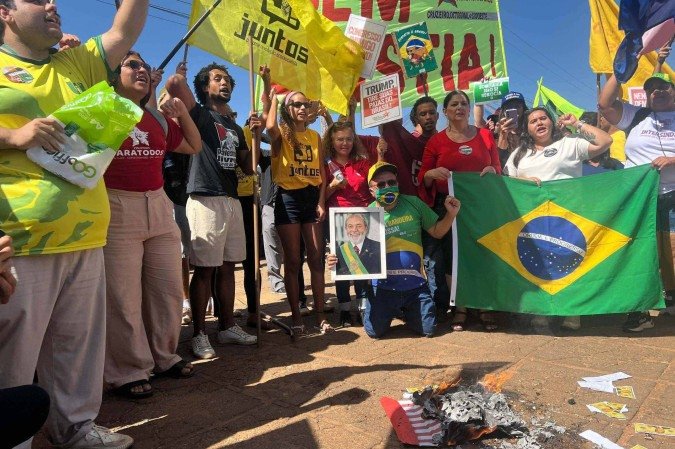 Manifestação na embaixada dos EUA em Brasília contra o tarifaço de 50%