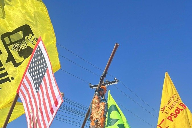 ManifestaÃ§Ã£o na embaixada dos EUA em BrasÃ­lia contra o tarifaÃ§o de 50%