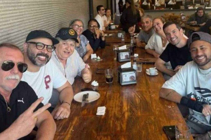 Neymar no restaurante com funcionários - (crédito: Foto: Raul Baretta/ Santos FC.) Neymar no restaurante com funcionários - (crédito: Foto: Raul Baretta/ Santos FC.)