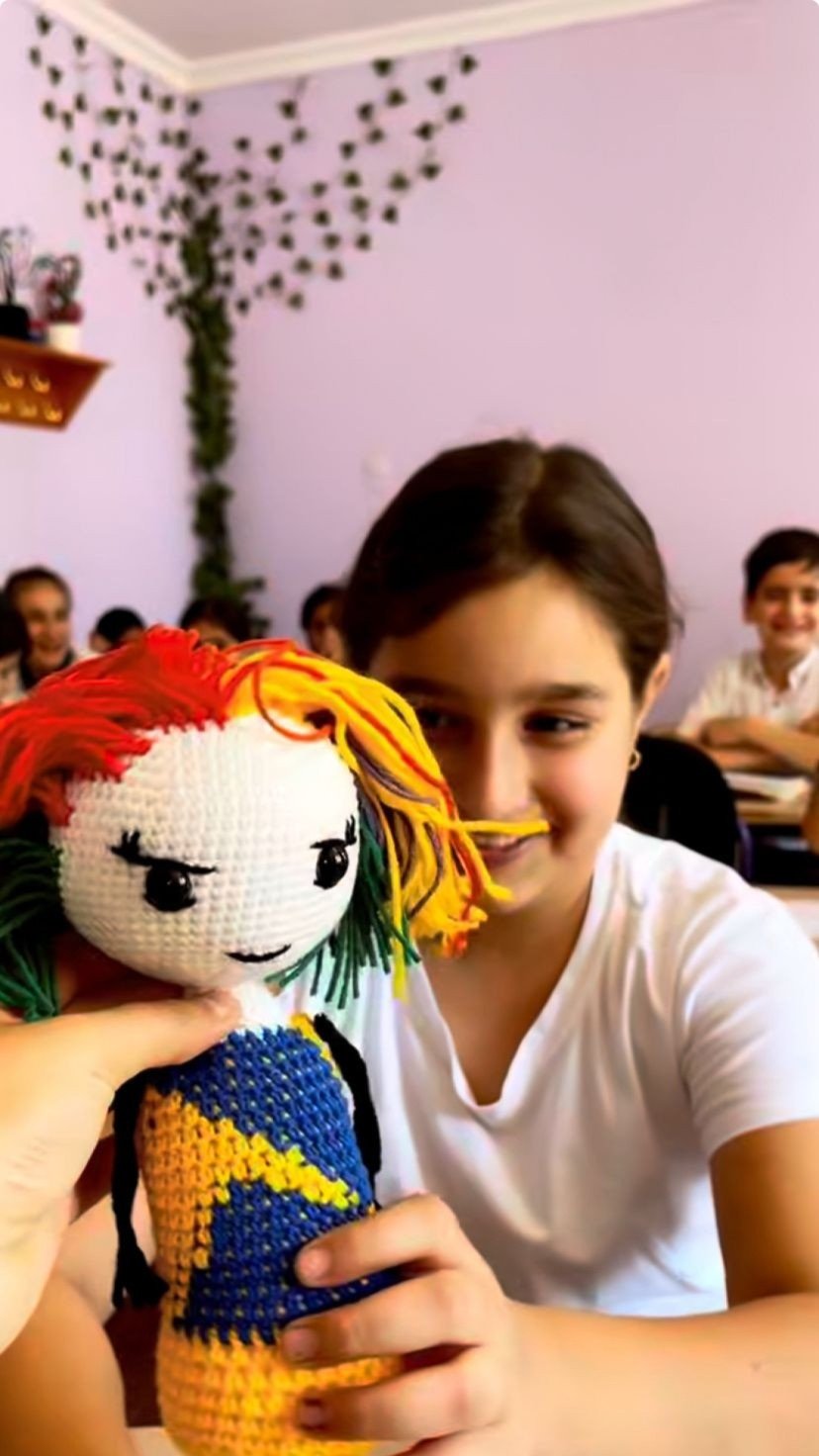 Crianças recebendo brinquedos inspirados em seus desenhos -  (crédito: Reprodução /instagram/@yerde_ulduzlar)