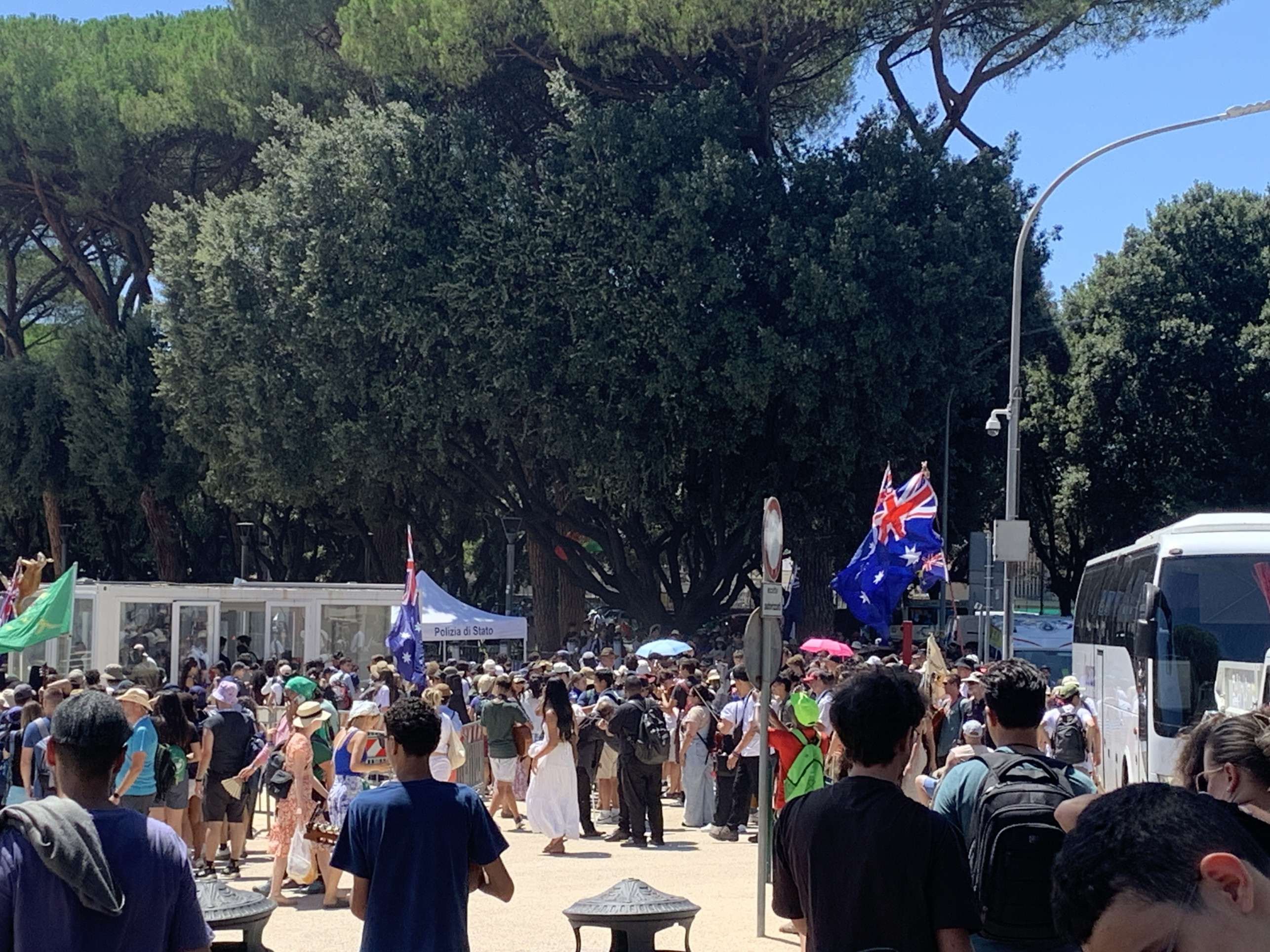 Da foto de dentro: Jovens tomam conta da Basílica de São Paulo, em Roma