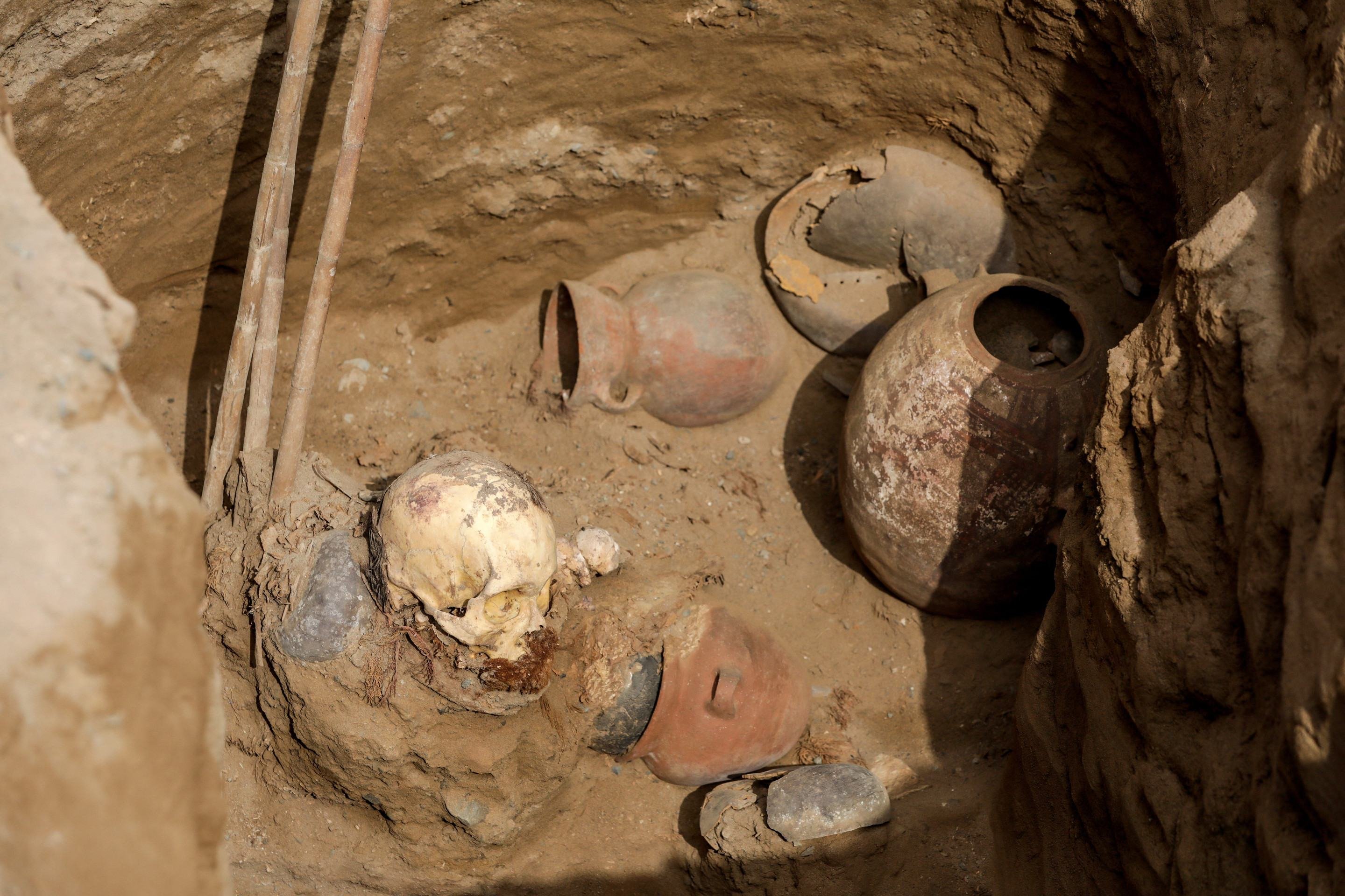 Vista de um crânio e artefatos encontrados em uma tumba antiga atribuída à cultura pré-inca Chancay, desenterrada acidentalmente por trabalhadores que instalavam um gasoduto no distrito de Puente Piedra, em Lima, em 31 de julho de 2025      