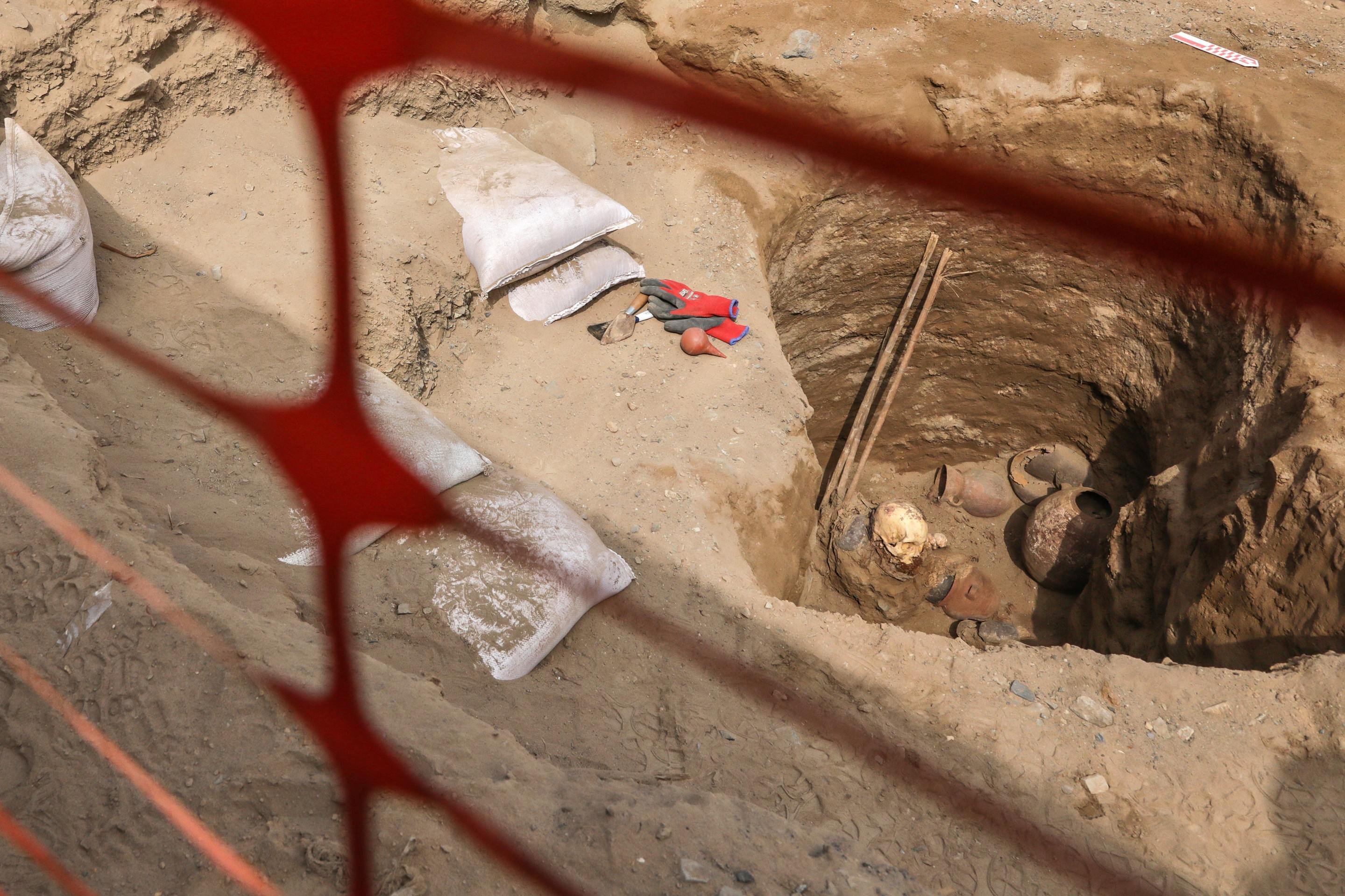 Vista de um crânio e artefatos encontrados em uma tumba antiga atribuída à cultura pré-inca Chancay, desenterrada acidentalmente por trabalhadores que instalavam um gasoduto no distrito de Puente Piedra, em Lima, em 31 de julho de 2025      