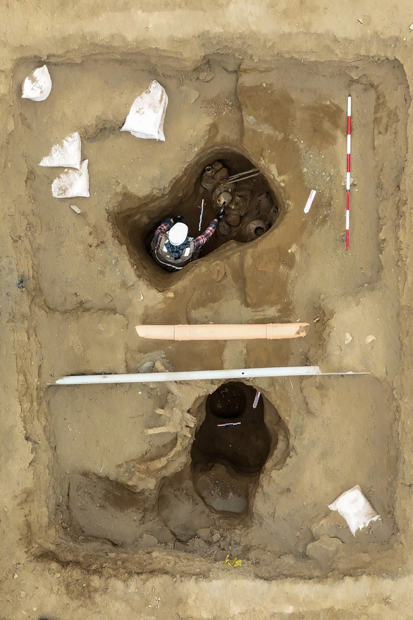 Vista de um crânio e artefatos encontrados em uma tumba antiga atribuída à cultura pré-inca Chancay, desenterrada acidentalmente por trabalhadores que instalavam um gasoduto no distrito de Puente Piedra, em Lima, em 31 de julho de 2025      