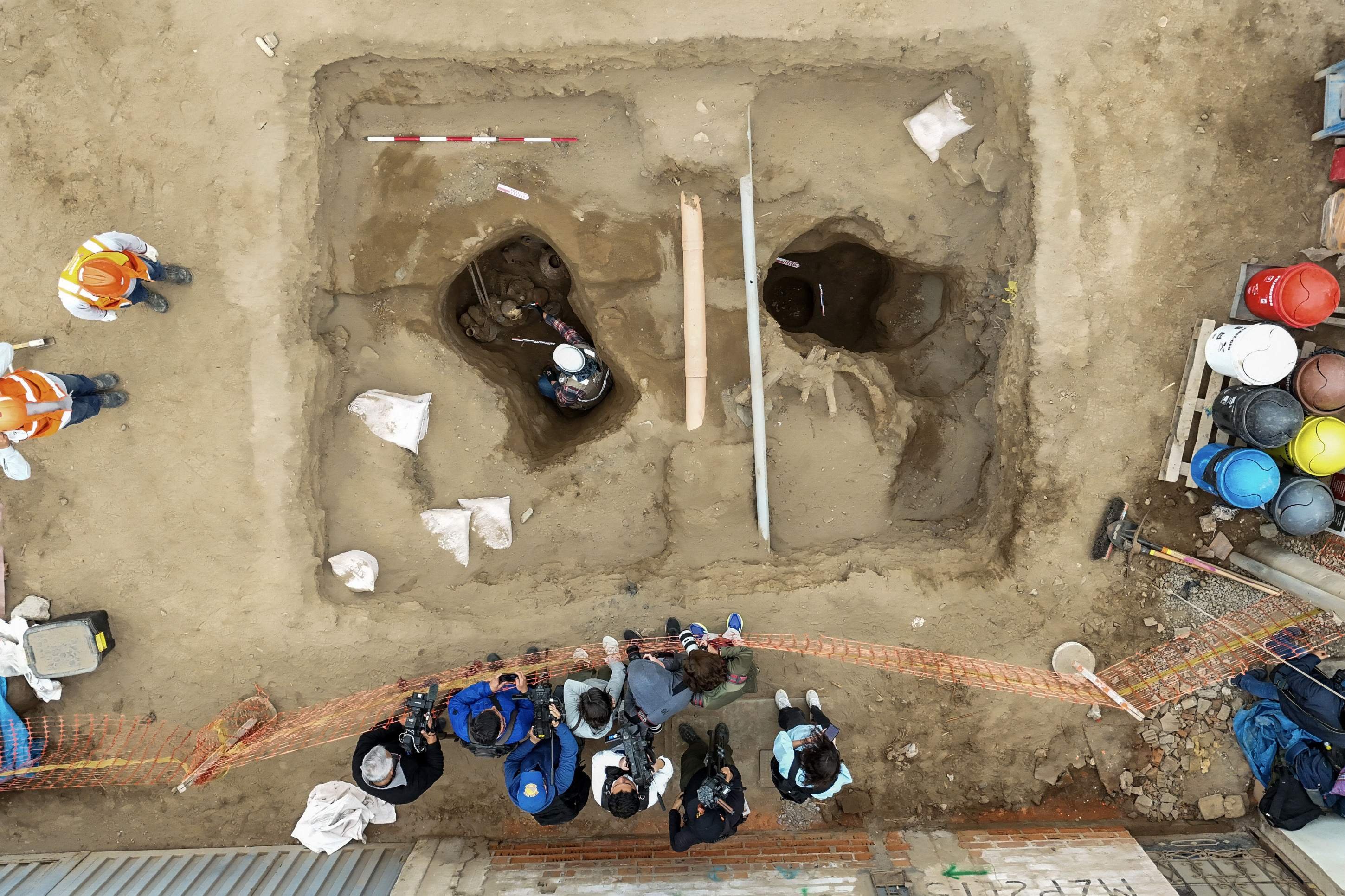 Vista de um crânio e artefatos encontrados em uma tumba antiga atribuída à cultura pré-inca Chancay, desenterrada acidentalmente por trabalhadores que instalavam um gasoduto no distrito de Puente Piedra, em Lima, em 31 de julho de 2025      