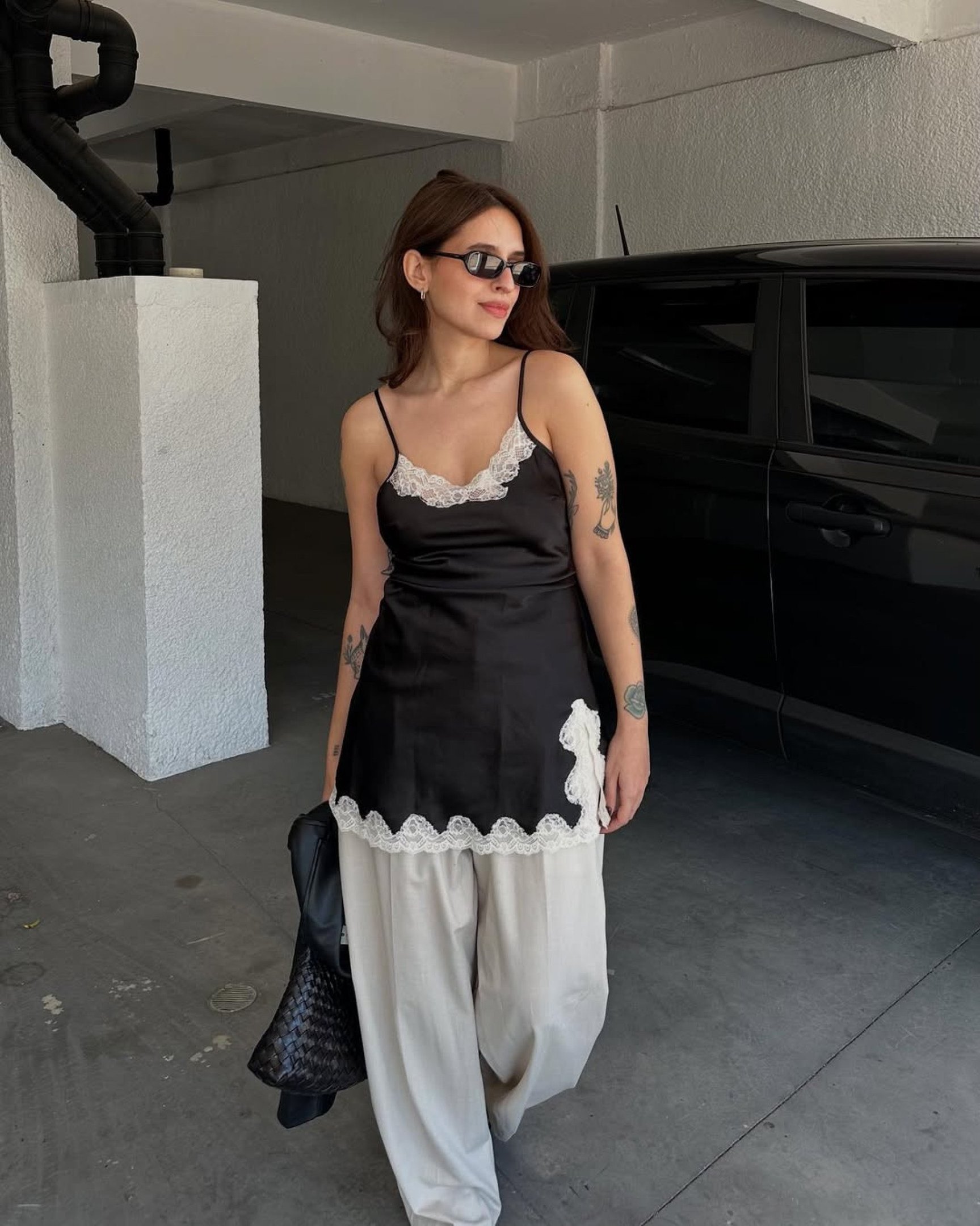 Uma combinação moderna com pijama é a de camisola e calça 