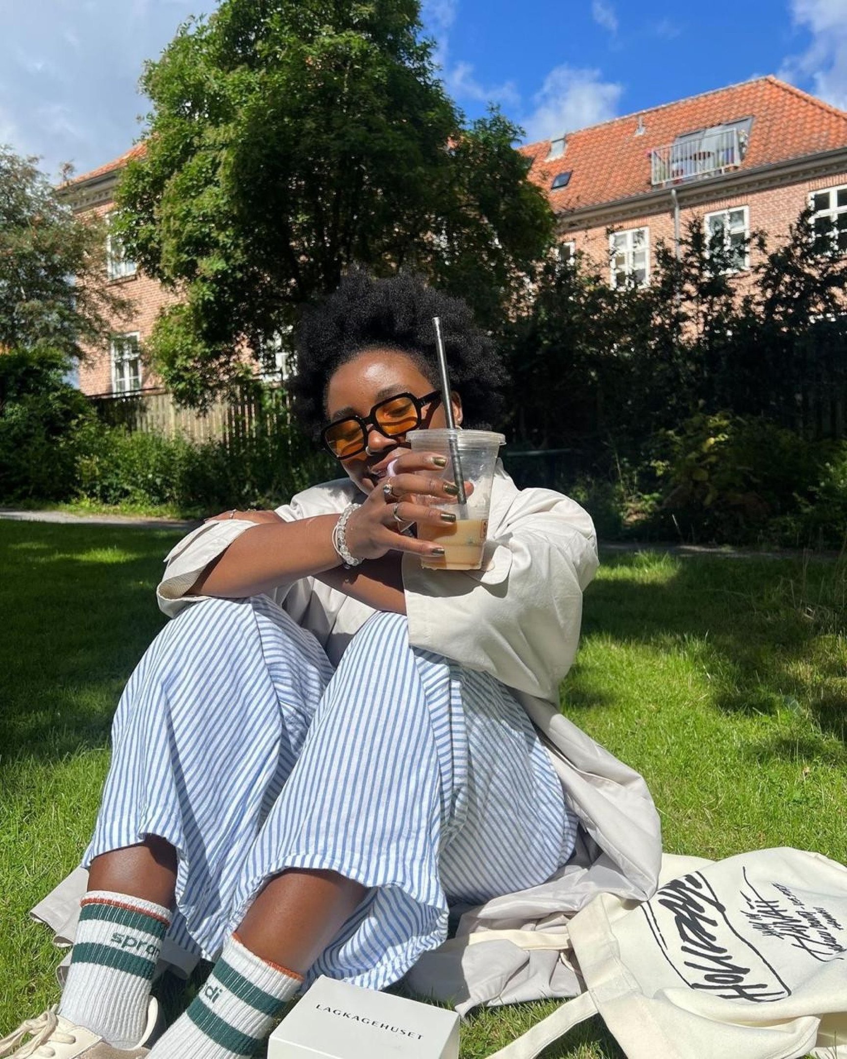 Calças listradas são uma opção confortável, estilosa e menos ousada para incluir no dia a dia 