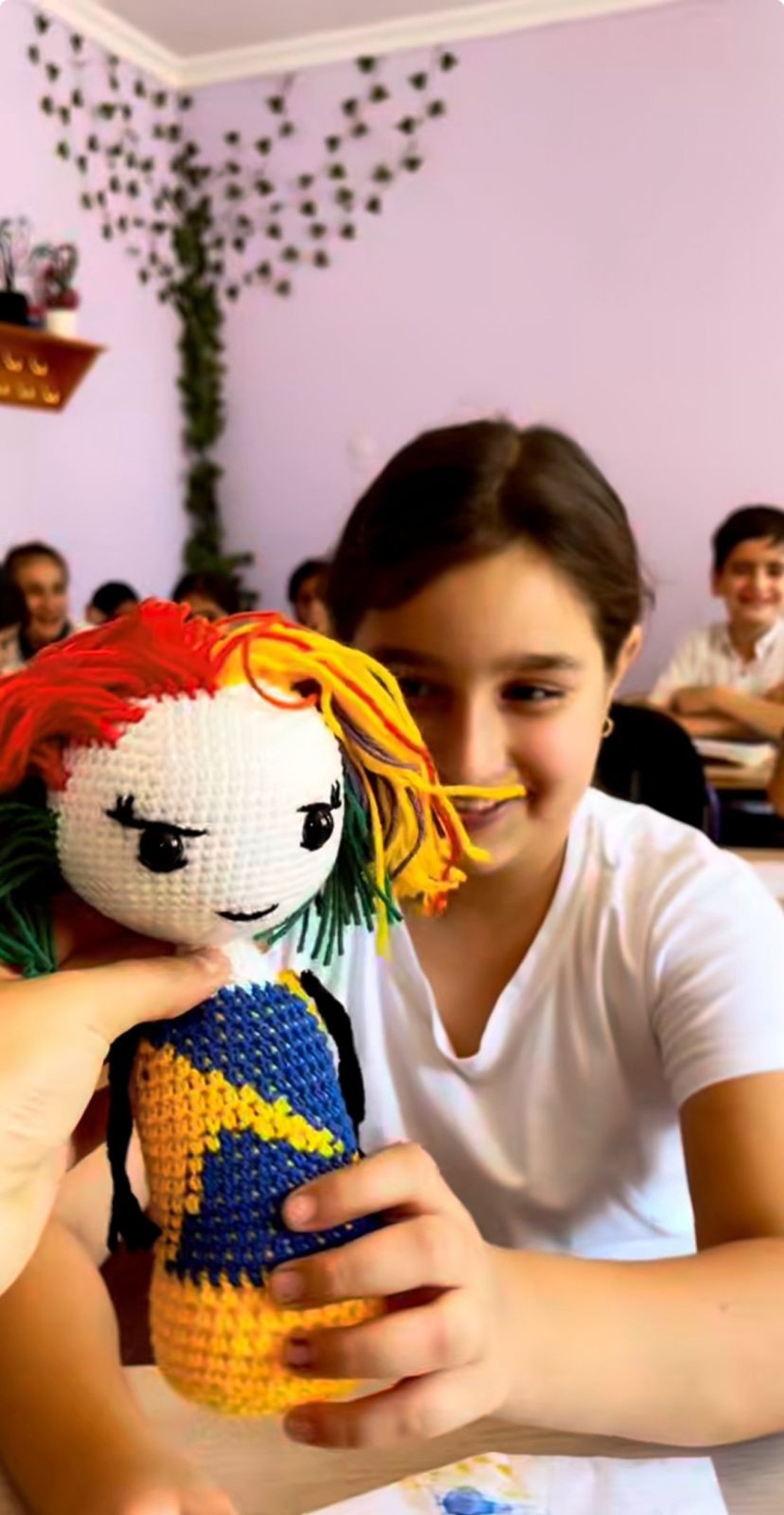 Professora do Azerbaijão transforma desenho de alunos em bonecos