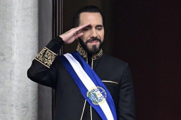 Nayib Bukele bate continência durante parada militar, após tomar posse para o segundo mandato, em 1º de junho de 2024  -  (crédito: Marvin Recinos/AFP)