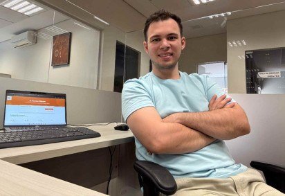 Alex Echeverria, 23, formou-se em inteligência artificial em 2024 e hoje trabalha como líder de IA no Grupo Odilon Santos
 -  (crédito: Arquivo Pessoal)