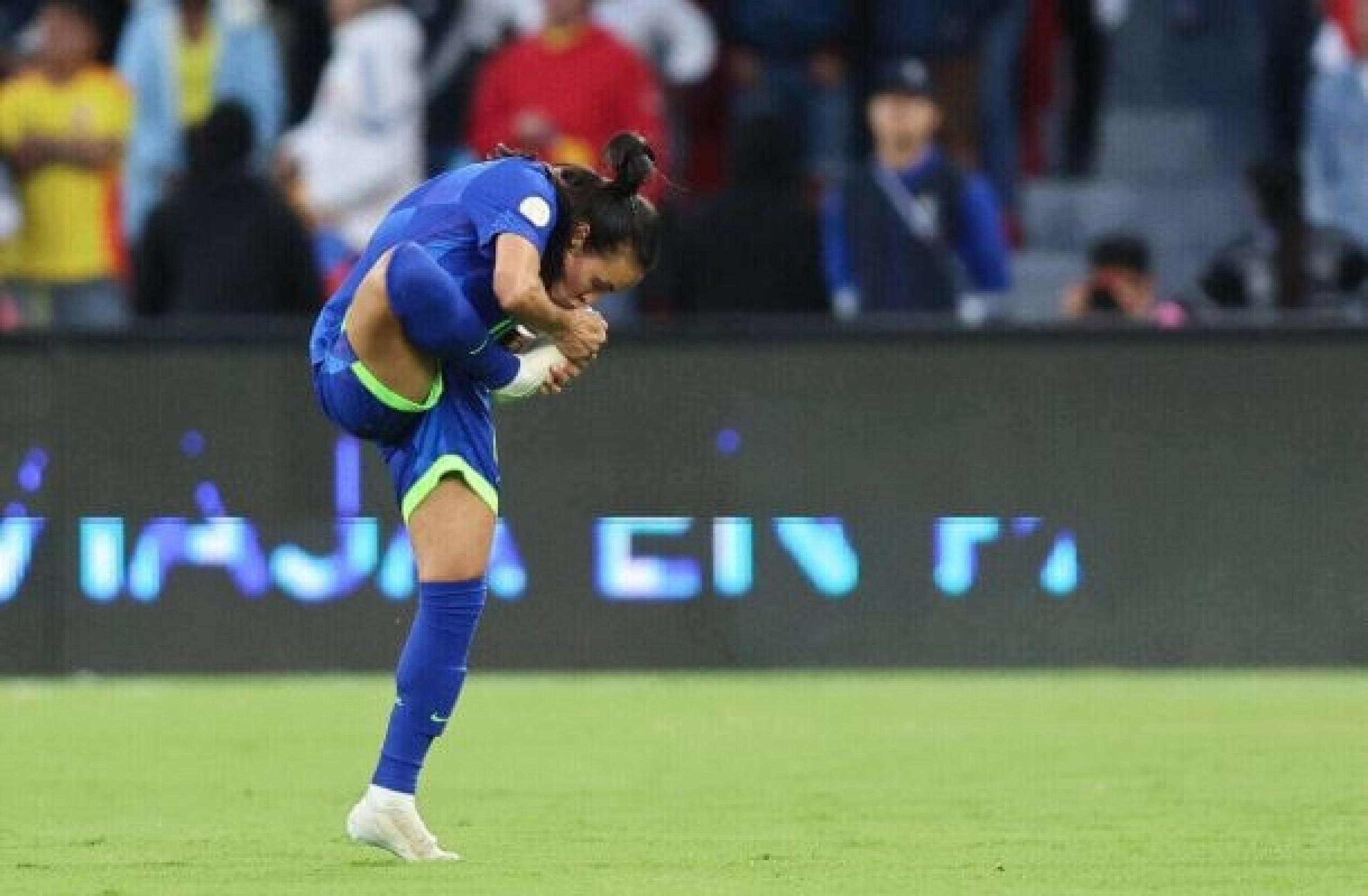 Marta beija o próprio pé: ‘Rainha’ leva Copa América e título de MVP