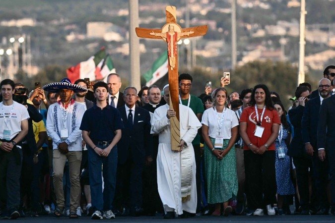 Nos arredores da capital italiana, o pontífice reuniu-se a milhares de jovens peregrinos, entre 18 e 35 anos de idade, naturais de 146 países, para o momento de maior destaque do Jubileu - (crédito: Filippo Monteforte/AFP) Nos arredores da capital italiana, o pontífice reuniu-se a milhares de jovens peregrinos, entre 18 e 35 anos de idade, naturais de 146 países, para o momento de maior destaque do Jubileu - (crédito: Filippo Monteforte/AFP)