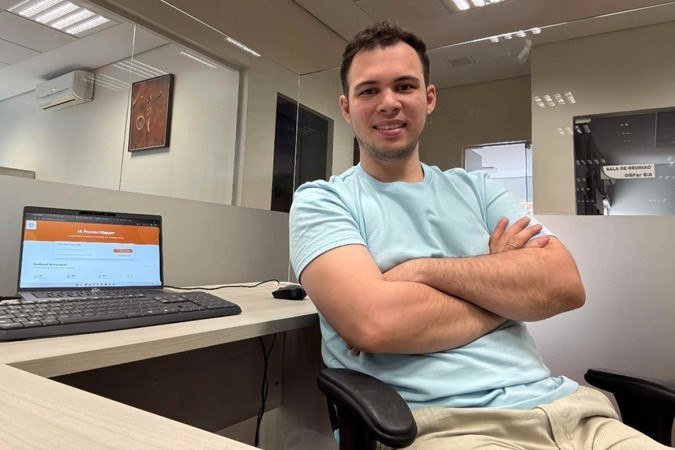 Alex Echeverria, 23, formou-se em inteligência artificial em 2024 e hoje trabalha como líder de IA no Grupo Odilon Santos
 -  (crédito: Arquivo Pessoal)