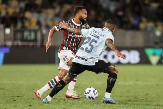LUCAS ESTEVES - Teve uma noite complicada. Cometeu faltas perigosas perto da área, foi amarelado e participou da desatenção geral no lance do gol do Fluminense. Pouco contribuiu no ataque. NOTA: 4,5. Lucas Merçon/Fluminense