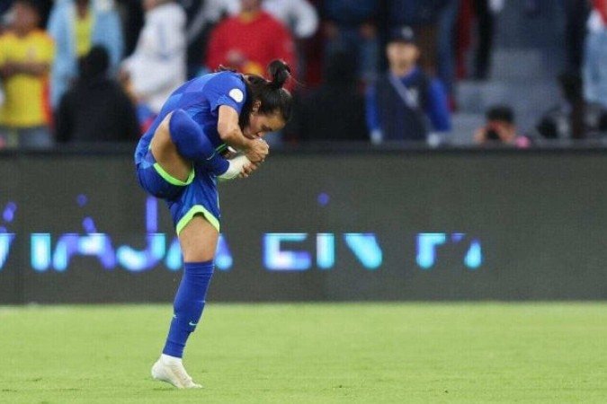 Autora de 2 gols do Brasil no tempo regulamentar, Marta beija o pé - (crédito: Foto: Lívia Villas Boas / CBF) Autora de 2 gols do Brasil no tempo regulamentar, Marta beija o pé - (crédito: Foto: Lívia Villas Boas / CBF)