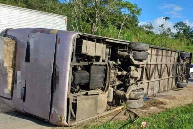 Acidente com ônibus que levava torcida organizada do Bahia até Recife - (crédito: PRF) Acidente com ônibus que levava torcida organizada do Bahia até Recife - (crédito: PRF)