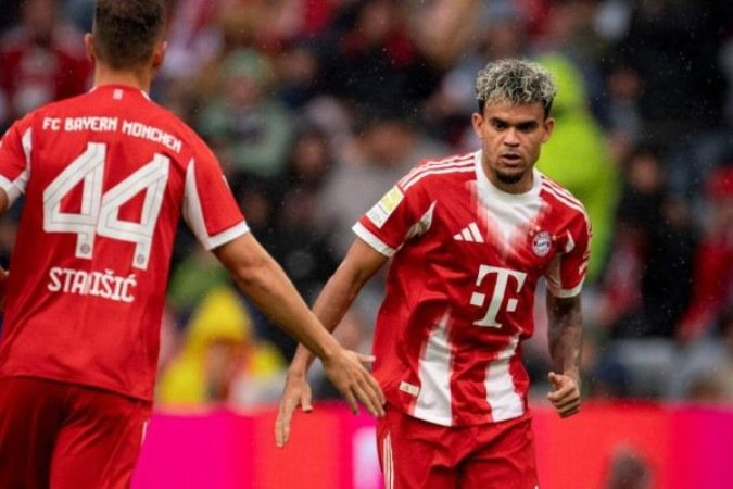 Luis Díaz estreou com a camisa do Bayern de Munique na vitória em amistoso contra o Lyon -  (crédito: Foto: Divulgação/Bayern de Munique)