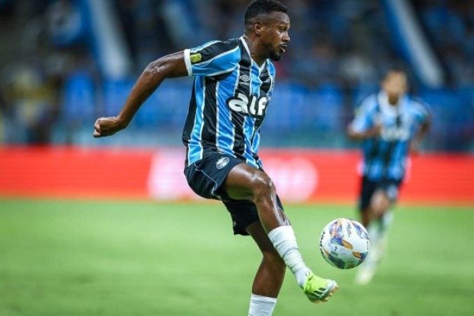 EDENÃLSON - Entrou para tentar dar mais presenÃ§a ao meio-campo, mas teve participaÃ§Ã£o discreta. NÃ£o conseguiu criar e pouco apareceu no jogo. NOTA: 5,0. Lucas Uebel/GrÃªmio