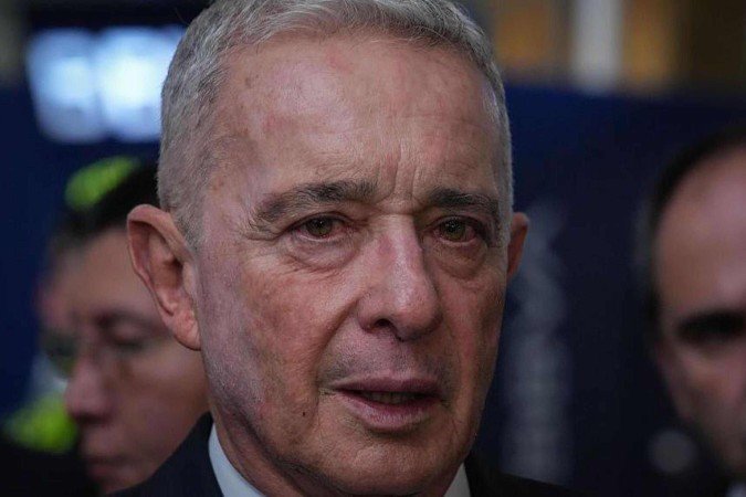 Cartaz acusa Uribe de ser culpado; processo contra o ex-presidente se alongou por anos  -  (crédito: Getty Images)