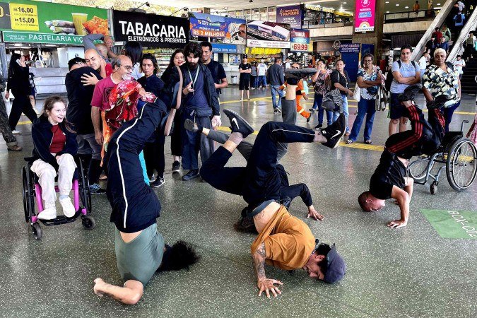Integrantes do projeto se apresentaram na tarde de ontem e chamaram a atenção do público no terminal rodoviário -  (crédito: Fotos: Davi Cruz/CB/DA Press)