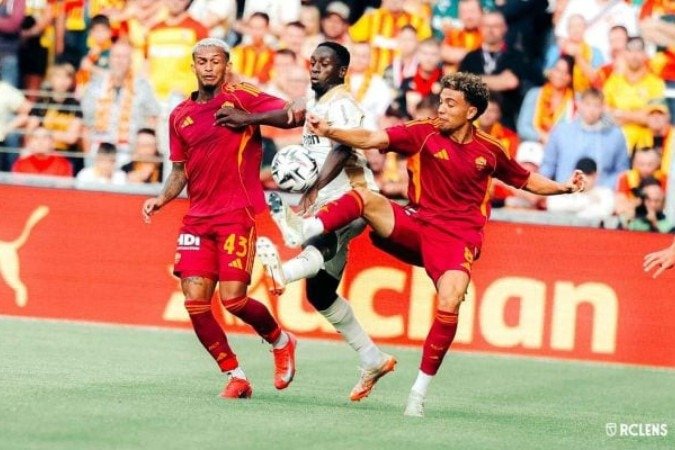 Wesley (à esquerda), dipsuta a bola durante o jogo da Roma como Lens - (crédito: Foto: Divulgação/RC Lens) Wesley (à esquerda), dipsuta a bola durante o jogo da Roma como Lens - (crédito: Foto: Divulgação/RC Lens)