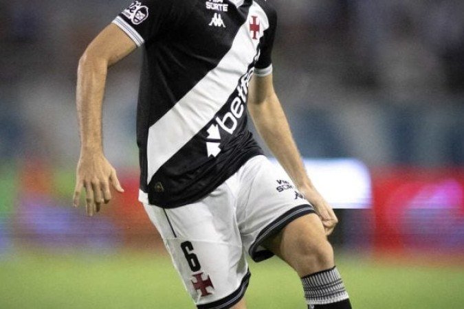 LUCAS PITON: No ataque, assim como Puma, Piton apareceu bem e foi importante — afinal, deu a assistência no primeiro gol. Mas, no terceiro do Mirassol, falhou feio: permitiu que Carlos Eduardo ganhasse a jogada, ficasse à frente e cruzasse livre para Alesson marcar. NOTA: 3,5. Fotos: Matheus Lima/Vasco