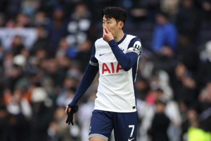LONDON, ENGLAND - JANUARY 04: Son Heung-Min of Tottenham Hotspur looks dejected after the team's defeat during the Premier League match between Tottenham Hotspur FC and Newcastle United FC at Tottenham Hotspur Stadium on January 04, 2025 in London, England. (Photo by Alex Pantling/Getty Images)
- (crédito: Getty Images) LONDON, ENGLAND - JANUARY 04: Son Heung-Min of Tottenham Hotspur looks dejected after the team's defeat during the Premier League match between Tottenham Hotspur FC and Newcastle United FC at Tottenham Hotspur Stadium on January 04, 2025 in London, England. (Photo by Alex Pantling/Getty Images)
- (crédito: Getty Images)