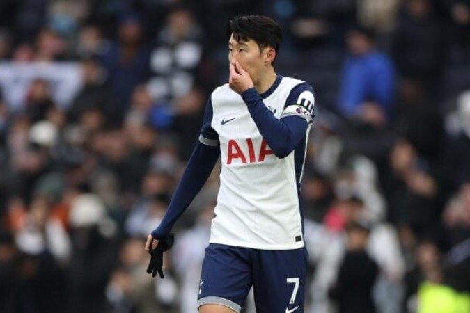  LONDON, ENGLAND - JANUARY 04: Son Heung-Min of Tottenham Hotspur looks dejected after the team's defeat during the Premier League match between Tottenham Hotspur FC and Newcastle United FC at Tottenham Hotspur Stadium on January 04, 2025 in London, England. (Photo by Alex Pantling/Getty Images)
     -  (crédito:  Getty Images)