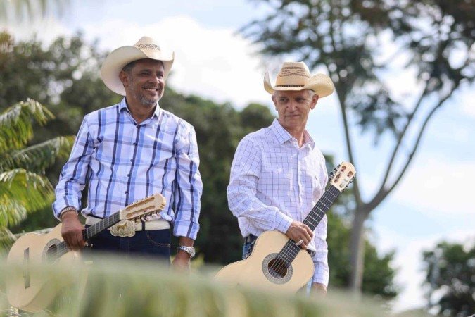 Após 35 anos de carreira e 40, de amizade, a veterana dupla segue honrando os pilares da cultura caipira -  (crédito: @lrfernandesproducoes/Divulgação)