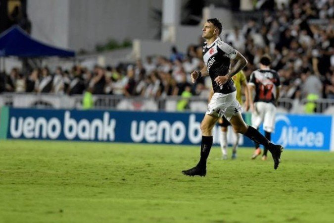 VEGETTI: No primeiro tempo, teve uma atuaÃ§Ã£o bastante apagada, sem dar suporte ao ataque. Mas no segundo tempo reapareceu e deixou sua marca. Ainda assim, segue devendo partidas razoÃ¡veis. Em termos de entrega e luta, continua sendo o camisa 99 que o torcedor gosta. NOTA: 5,5. Foto: divulgaÃ§Ã£o Conmebol