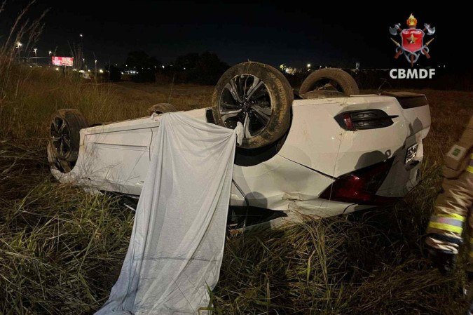 Acidente entre dois carros na Cidade do Automóvel matou jovem de 28 anos  -  (crédito: CBMDF)
