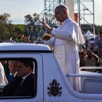 A bordo do papamóvel, Leão XIV cumprimenta fiéis, ao chegar à missa, em Roma  -  (crédito: Ronayre Nunes/CB/D.A. Press)