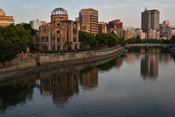 O Domo da Bomba Atômica, no centro de Hiroshima, fotografado durante o anoitecer: símbolo maior da hecatombe nuclear -  (crédito: Richard A. Brooks/AFP)