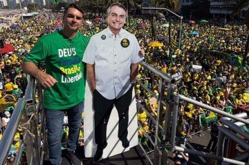 Flávio Bolsonaro criticou Moraes e defendeu 'resgate da liberdade' em manifestação em Copacabana -  (crédito: Dilvulgação Instagram )