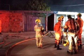 Incêndio destrói residência em Samambaia na noite de sábado -  (crédito: CBMDF/Divulgação)