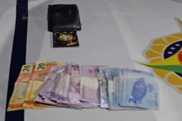 Com o suspeito foram apreendidos R$ 187,00 em espécia, um fone de ouvido e o distintitvo da Polícia Penal de Minas Gerais -  (crédito: PMDF/Divulgação)