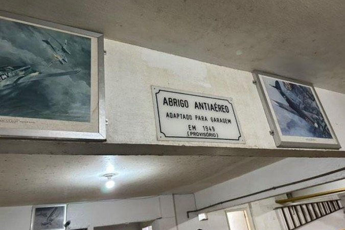 Durante a visita ao subsolo da Galeria Menescal, a arquiteta Isabella Cavallero mostra o planta baixa do projeto do prédio - (crédito: BBC) Durante a visita ao subsolo da Galeria Menescal, a arquiteta Isabella Cavallero mostra o planta baixa do projeto do prédio - (crédito: BBC)