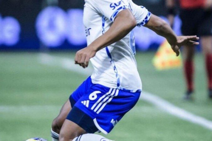 KAIKI - Cruzamento perfeito para Christian completar para o fundo do gol. Esteve em uma excelente tarde no Niltão. NOTA 8,0. Foto: Gustavo Aleixo / Cruzeiro