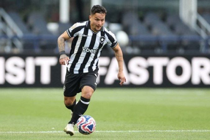 ARTUR - Forçou um pênalti anulado pelo VAR e conseguiu ser um pouco arisco pelo lado direito, mesmo sem Vitinho ajudá-lo como deveria. Tentou cabeçada, meia-bicicleta... Enfim. Demonstrou brios - NOTA: 6,0 - Foto: Vitor Silva/Botafogo   