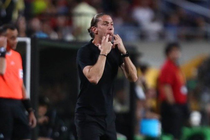 TÉCNICO – FILIPE LUÍS – Começou com Emerson Royal na lateral direita e, sem muitos desfalques, iniciou, como era esperado, com Samuel Lino pela esquerda. Enfrentando um time fechado, não foi surpresa o seu time mandar em campo. De ruim, alguns passes errados e um auxílio que poderia ser mais eficiente a Alex Sandro. NOTA 5,5. Foto: Gilvan de Souza/Flamengo