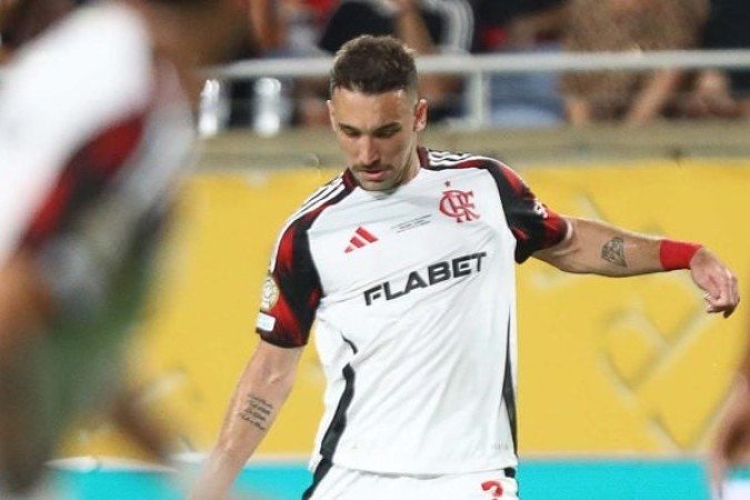 LEO ORTIZ – Seguro na defesa e com passes apurados, como o que lançou Plata no lance que terminou com o gol de Arrascaeta no primeiro tempo. NOTA 7,5. Foto: Gilvan de Souza/Flamengo